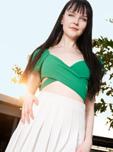 Amelia Riven Leggy Beauty And Shaven Cunt Shine In Ivory Skin And Heels photo 00