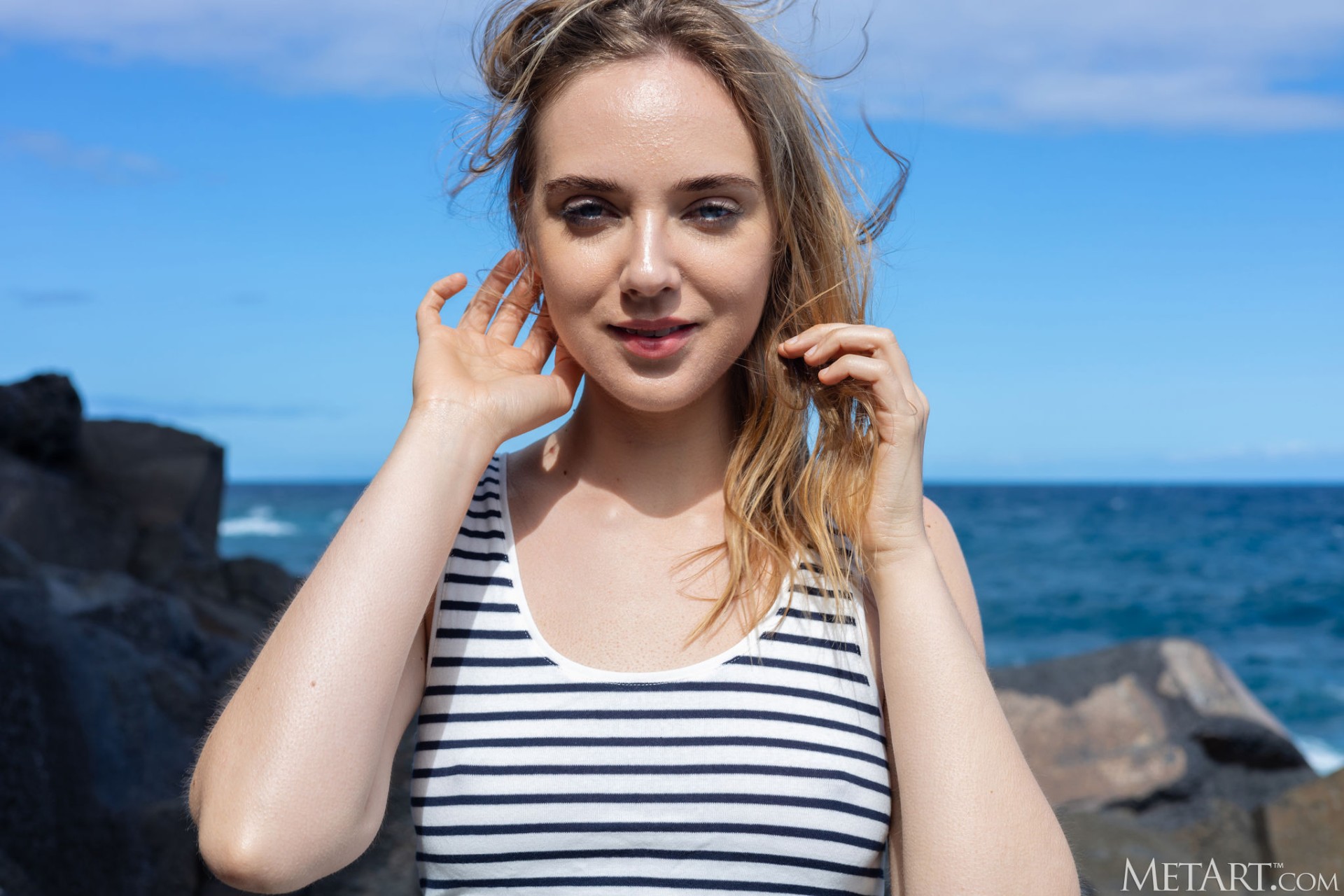 Oxana Chic Teases On The Beach - Photo 00