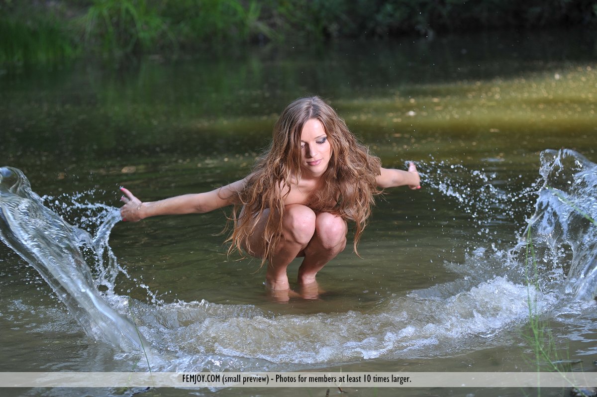 Conny flashing her body in the water