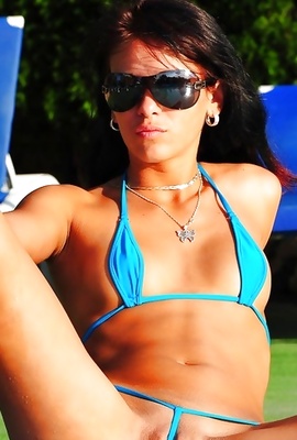 Sexy bikini model gets naked by the pool