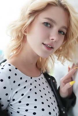 >Scarlet Shows Luscious Ass And Perky Breasts