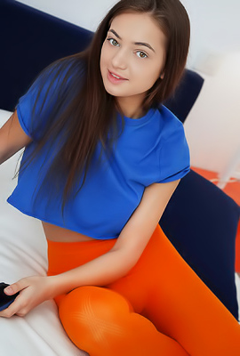 >Angely Grace Looks Hot In Bright Pantyhose