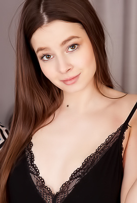 >Diana Dee Adorable brunette hotly poses and undresses on the bed