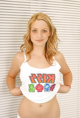 >Slim and all natural Marylin has gorgeous tiny ass