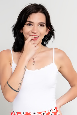 >Busty Babe Riley Jean Take An Intimate Tour Of Her Body