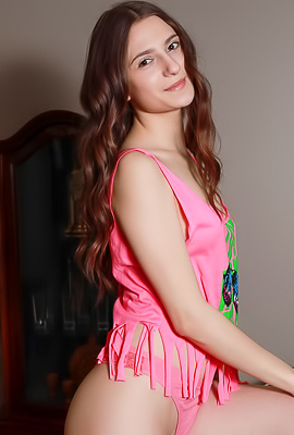 >Sexy Brunette Afina Exposing Her Shaved Pussy And Curvaceous Ass