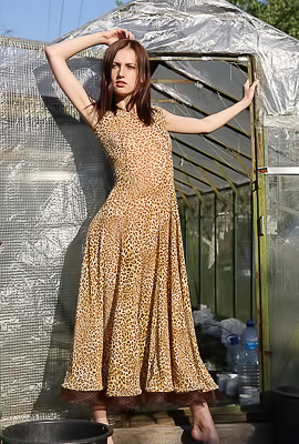 >Emma Getting Naked And Enjoys Hot Days