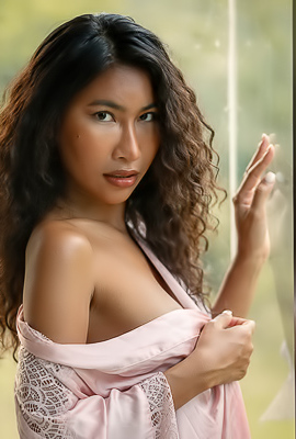 >Delicious Curly Girl Niki Meow With Shaven Pussy