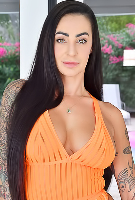 >Presley Fucking Her Milf Pussy