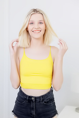 Maria Anjel Peel Off Her Clothes And Show Off Her Slim Sexy Body