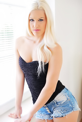 >Sex Hungry Blond Blanche Bradburry