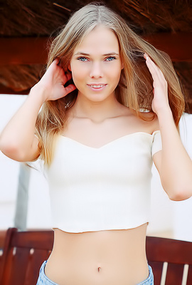 >Luise Wriggling Out Of Her Shorts And Spreading Her Long Legs In A Wide Split