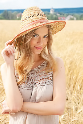 Skinny Victoria Kruzz In The Field