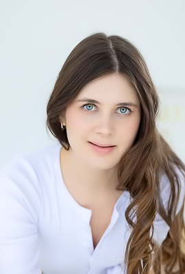 Luna Pica Kneeling To Flaunt Her Perfect Ass