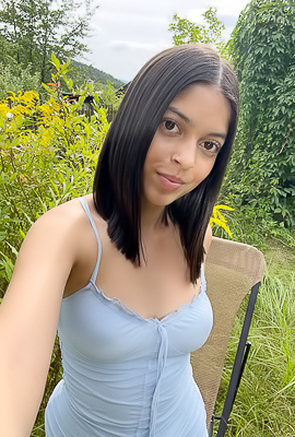 Gia Rosse Fingering Her Hungry Pussy