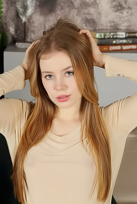 >Lalli Show Off Her Lovely Legs And Hugs Her Luscious Booty