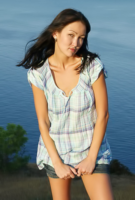 Rusya Brunette Hottie Teases Outdoors