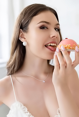 Princess Alice Gives You To Enjoy The Sight Of Her Gorgeous Body In A Tight Little Dress