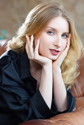 Minnie Lighter Turns Onto Her Knees To Diddle Herself Doggy Style