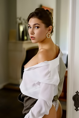 Ellie Luna Stunning Natural Girl Looks Amazing Sexy When Strips Naked