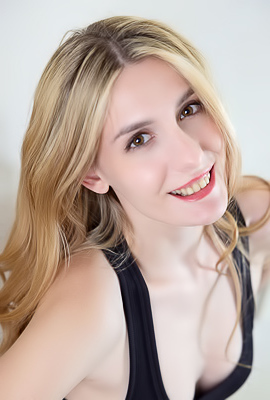 Lillie Pie Statuesque Blonde Flaunts Her Hourglass Figure With Sizzling Self-assurance