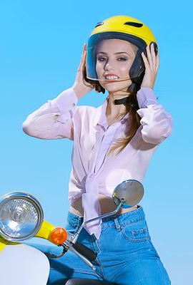 >Elle Tan Carefree Brunette Is Soon Naked In The Sunshine