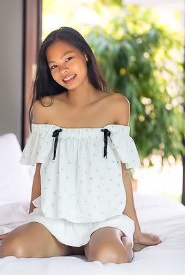 Po Share Her Naked Beauty With You For The First Time