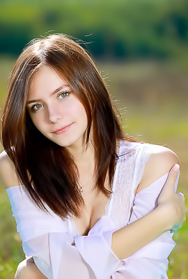 >Dakota Pink Voluptuous Beauty Is Soon Naked In The Sunshine