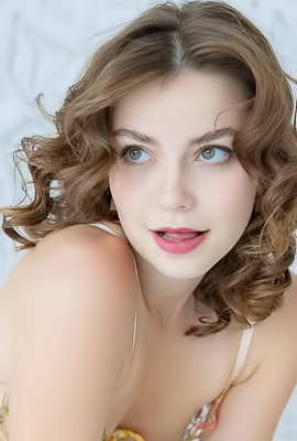 >Julia Morozzi Vivacious Beauty's Gorgeous Hazel Eyes Sparkle As She Poses Provocatively