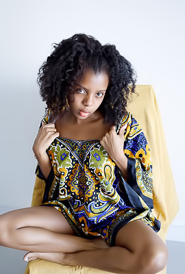 >Sukki T Ebony Chick Spreads Her Legs