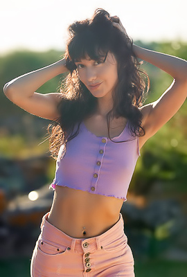 >Violet Amrita Free-spirited American Beauty Reclines Naked On The Sun-warmed Rocks