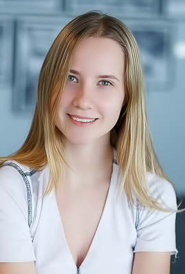 >Delizi Adorable Blonde Bombshell With Curves That Captivate And A Playful Spirit