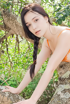 >Skin Glowing In Natural Light, Wikki Kee Stands Nude In Forest